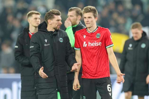 Torhueter Ron-Robert Zieler (Hannover 96) und Fabian Kunze (Hannover 96) schauen enttaeuscht, 2. Bundesliga, Hannover 96 vs SC Paderborn 07, Heinz von Heiden Arena am 22. February 2025 in Hannover, Deutschland. (Foto von Marco Steinbrenner DeFodi Images) Torhueter Ron-Robert Zieler (Hannover 96) und Fabian Kunze (Hannover 96) look dejected, 2. Bundesliga, Hannover 96 vs SC Paderborn 07, Heinz von Heiden Arena, February 22, 2025 in Hanover, Germany. (Photo by Marco Steinbrenner DeFodi Images) DFB DFL REGULATIONS PROHIBIT ANY USE OF PHOTOGRAPHS AS IMAGE SEQUENCES AND OR QUASI-VIDEO.