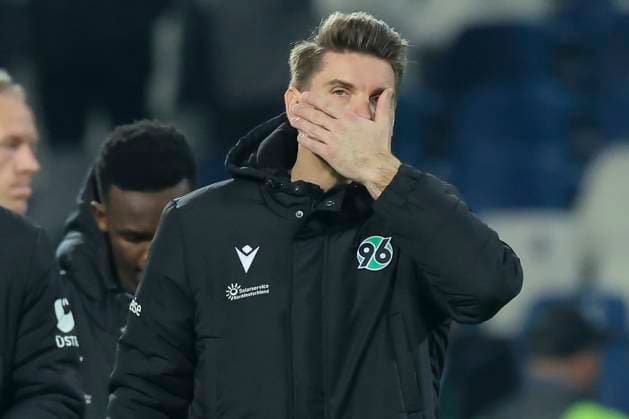 Goalkeeper Ron Robert Zieler Hannover 96 looks disappointed, 2 Bundesliga, Hannover 96 vs SC Paderborn 07, Heinz von Heiden Arena on February 22, 2025 in Hanover, Germany Photo by Marco Steinbrenner DeFodi Images Goalkeeper Ron Robert Zieler Hannover 96 looks dejected, 2 Bundesliga, Hannover 96 vs SC Paderborn 07, Heinz von Heiden Arena, February 22, 2025 in Hanover, Germany Photo by Marco Steinbrenner DeFodi Images DFB DFL REGULATIONS PROHIBIT ANY USE OF PHOTOGRAPHS AS IMAGE SEQUENCES AND OR QUASI VIDEO
