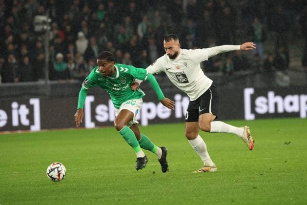 Ligue 1 : Saint-Etienne vs Angers Thierry LARRET MAXPPP. Football. Ligue 1 Mc Donald s. Association Sportive Saint-Etienne vs Angers. Stade Geoffroy Guichard, Saint-Etienne (42) le 22 fevrier 2025. Pierre-Emmanuel EKWAH (ASSE) vs Himad ABDELLI (ANG) SAINT-ETIENNE (42) STADE STADE GEOFRROY-GUICHARD LOIRE AUVERGNE RHONE-ALPES FRANCE  Copyright: xThierryxLARRET MAXPPPxThierryxLARRETx TL_20250222_2030 0804625664st