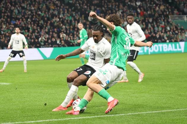 Ligue 1 : Saint-Etienne vs Angers Thierry LARRET MAXPPP. Football. Ligue 1 Mc Donald s. Association Sportive Saint-Etienne vs Angers. Stade Geoffroy Guichard, Saint-Etienne (42) le 22 fevrier 2025. Lilian RAOLISOA (ANG) vs Lucas STASSIN (ASSE) SAINT-ETIENNE (42) STADE STADE GEOFRROY-GUICHARD LOIRE AUVERGNE RHONE-ALPES FRANCE  Copyright: xThierryxLARRET MAXPPPxThierryxLARRETx TL_20250222_0001 0804637480st