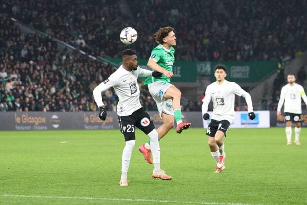 Ligue 1 : Saint-Etienne vs Angers Thierry LARRET MAXPPP. Football. Ligue 1 Mc Donald s. Association Sportive Saint-Etienne vs Angers. Stade Geoffroy Guichard, Saint-Etienne (42) le 22 fevrier 2025. Abdoulaye BAMBA (ANG) vs Leo PETROT (ASSE) SAINT-ETIENNE (42) STADE STADE GEOFRROY-GUICHARD LOIRE AUVERGNE RHONE-ALPES FRANCE  Copyright: xThierryxLARRET MAXPPPxThierryxLARRETx TL_20250222_0042 0804638088st