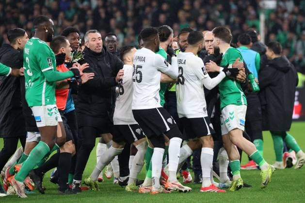 Ligue 1 : Saint-Etienne vs Angers Thierry LARRET MAXPPP. Football. Ligue 1 Mc Donald s. Association Sportive Saint-Etienne vs Angers. Stade Geoffroy Guichard, Saint-Etienne (42) le 22 fevrier 2025. ALTERCATION ENTRE LES JOUEURS SAINT-ETIENNE (42) STADE STADE GEOFRROY-GUICHARD LOIRE AUVERGNE RHONE-ALPES FRANCE  Copyright: xThierryxLARRET MAXPPPxThierryxLARRETx TL_20250222_0047 0804638112st
