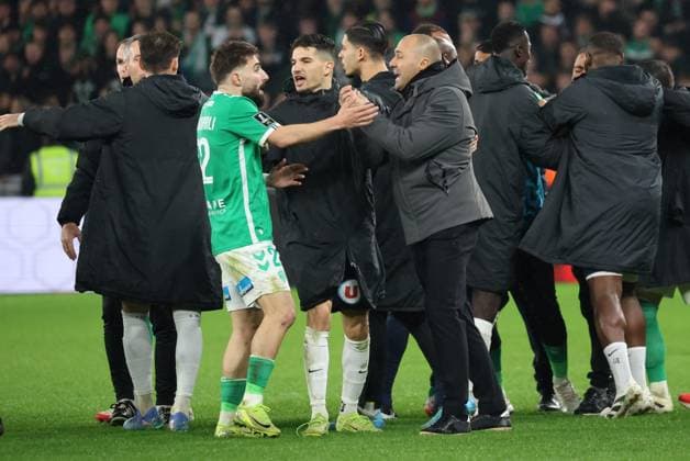 Ligue 1 : Saint-Etienne vs Angers Thierry LARRET MAXPPP. Football. Ligue 1 Mc Donald s. Association Sportive Saint-Etienne vs Angers. Stade Geoffroy Guichard, Saint-Etienne (42) le 22 fevrier 2025. ALTERCATION ENTRE Zurilo DAVITASHVILI (ASSE) et Alexandre DUJEUX coach Angers SAINT-ETIENNE (42) STADE STADE GEOFRROY-GUICHARD LOIRE AUVERGNE RHONE-ALPES FRANCE  Copyright: xThierryxLARRET MAXPPPxThierryxLARRETx TL_20250222_0049 0804638116st