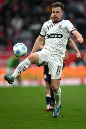 Soccer 1 Bundesliga 23 Matchday 1 FSV Mainz 05 FC St Pauli on 22 02 2025 at the Mewa Arena in Mainz Johannes Eggestein St Pauli , front Dominik Kohr Mainz , back DFL regulations prohibit any use of photographs as image sequences and or quasi video xJKx