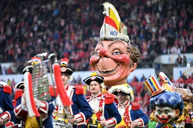 Bilder des Jahres 2025, Sport 02 Februar Sport Themen der Woche KW08 Sport Bilder des Tages Fußball 1. Bundesliga 23. Spieltag 1. FSV Mainz 05 - FC St. Pauli am 22.02.2025 in der Mewa Arena in Mainz Karnevalsfiguren des Mainzer Karnevalsvereins DFL regulations prohibit any use of photographs as image sequences and or quasi-video. *** Soccer 1 Bundesliga 23 Matchday 1 FSV Mainz 05 FC St Pauli on 22 02 2025 at the Mewa Arena in Mainz Carnival figures of the Mainz Carnival Club DFL regulations prohibit any use of photographs as image sequences and or quasi video xJKx