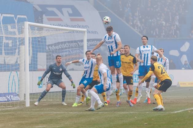 v.l. Torwart Benjamin Uphoff (Rostock) , Sigurd Haugen (Rostock) , Alexander Rossipal (Rostock) , Christoph Daferner (Dresden), Ahmet Gürleyen (Rostock) ; GER, FC Hansa Rostock vs. SG Dynamo Dresden, Fußball, Männer, 3. Liga, 24.Spieltag, Spielzeit 2024 2025, 22.02.2025 Rostock Ostseestadion Mecklenburg - Vorpommern Deutschland *** from l Goalkeeper Benjamin Uphoff Rostock , Sigurd Haugen Rostock , Alexander Rossipal Rostock , Christoph Daferner Dresden , Ahmet Gürleyen Rostock GER, FC Hansa Rostock vs SG Dynamo Dresden, Football, Men, 3 Liga, 24 Matchday, Season 2024 2025, 22 02 2025 Rostock Ostseestadion Mecklenburg Vorpommern Germany