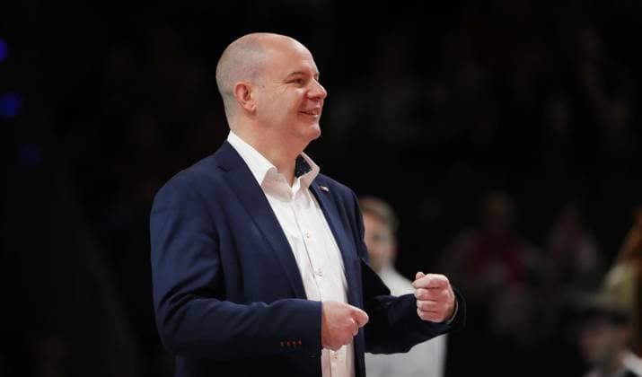 Trainer Joel Banks lacht Aktion Oberkörper Volleyball Bundesliga Herren Saison 2024 2025 22.02.2025 BR Volleys Berlin BRV vs FW 1844 Freiburg