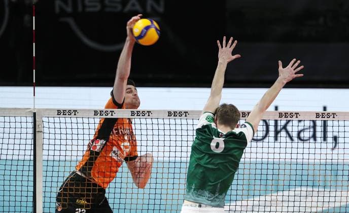 Jake Hanes im Angriff, Anton Jung Zweikampf Spielszene Aktion Volleyball Bundesliga Herren Saison 2024 2025 22.02.2025 BR Volleys Berlin BRV vs FW 1844 Freiburg