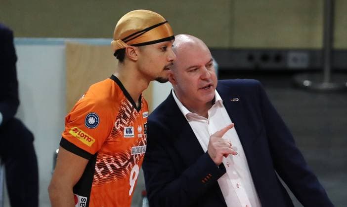 Coach Joel Banks talks to Djifa Amedegnato Upper body action Sport Volleyball Bundesliga Men Season 2024 2025 22 02 2025 BR Volleys Berlin BRV vs FW 1844 Freiburg