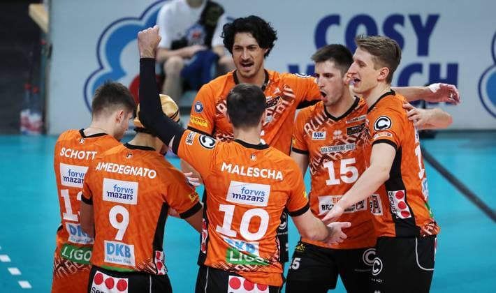 Ruben Schott, Djifa Amedegnato, Nehemiah Mote, Daniel Malescha, Moritz Reichert, Florian Krage cheers joy emotion jubilation Sport Volleyball Bundesliga Men Season 2024 2025 22 02 2025 BR Volleys Berlin BRV vs FW 1844 Freiburg