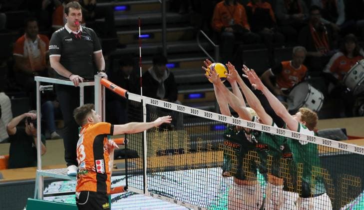 Ruben Schott in attack duel Game scene Action Sport Volleyball Bundesliga Men Season 2024 2025 22 02 2025 BR Volleys Berlin BRV vs FW 1844 Freiburg