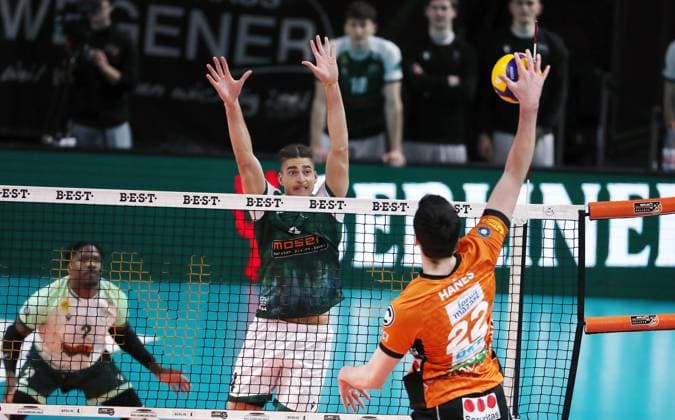 Kevin Kobrine, Jake Hanes in attack One-on-one match scene Action Sport Volleyball Bundesliga Men Season 2024 2025 22 02 2025 BR Volleys Berlin BRV vs FW 1844 Freiburg