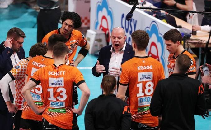 Coach Joel Banks talks to players Sport Volleyball Bundesliga Men Season 2024 2025 22 02 2025 BR Volleys Berlin BRV vs FW 1844 Freiburg