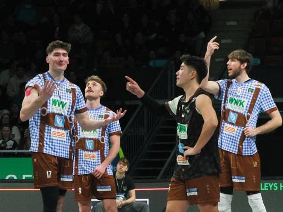 Hadern mit Schiedsrichter - Entscheidung. Volleyball Bundesliga, Herrsching - Lueneburg. Volleyball Bundesliga, WWK Volleys Herrsching - SVG Lüneburg 0:3, Hauptrunde, Saison 2024-2025, am 22.02.2025 in Muenchen, B M W P A R K, Deutschland. Quelle Copyright Credit : Oryk HAIST xVOLLEYBALL-HERRSCHING-LUENEBURGx