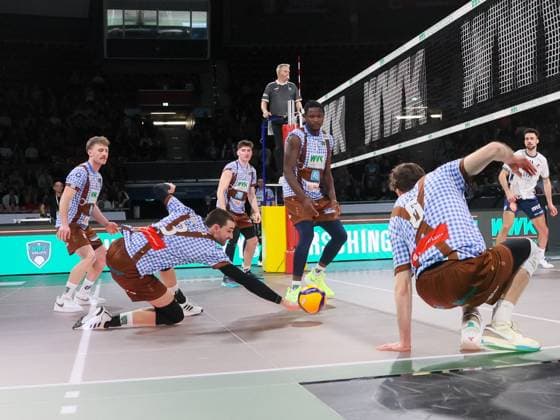 Vain rescue operation Herrsching 3 Victor RODRIGUEZ PEREZ Volleyball Bundesliga, Herrsching Lueneburg Volleyball Bundesliga, WWK Volleys Herrsching SVG Lüneburg 0 3, main round, season 2024 2025, on 22 02 2025 in Munich, B M W P A R K, Germany Source Copyright Credit Oryk HAIST xVOLLEYBALL-HERRSCHING-LUENEBURGx