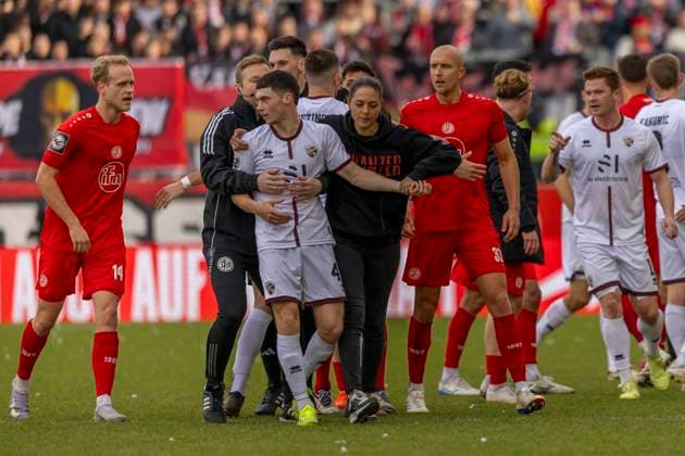 Essen, Germany 22 February 2025 3 Liga 2024 2025 Rot Weiss Essen vs FC Ingolstadt 04 In picture 3 from left Felix Keidel FCI and coach Sabrina Wittmann FCI after confrontation with Kaito Mizuta RWE DFB regulations prohibit any use of photographs as image sequences and or quasi video Stadion an der Hafenstraße Nordrhein Westfalen Copyright: xFotostandx xSchäferx