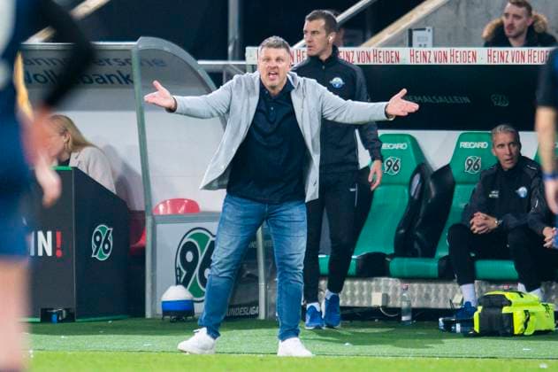 22 02 2025 Soccer, 2024 2025, 2 Bundesliga, Matchday 23, Hannover 96 SC Paderborn 07 Lukas Kwasniok Coach Paderborn DFL REGULATIONS PROHIBIT ANY USE OF PHOTOGRAPHS AS IMAGE SEQUENCES AND OR QUASI VIDEO Hannover Lower Saxony Germany Heinz von Heiden Arena
