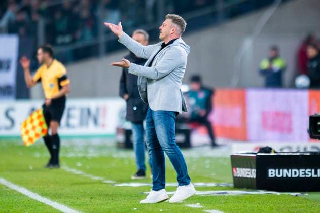 22 02 2025 Soccer, 2024 2025, 2 Bundesliga, Matchday 23, Hannover 96 SC Paderborn 07 Lukas Kwasniok Coach Paderborn DFL REGULATIONS PROHIBIT ANY USE OF PHOTOGRAPHS AS IMAGE SEQUENCES AND OR QUASI VIDEO Hannover Lower Saxony Germany Heinz von Heiden Arena