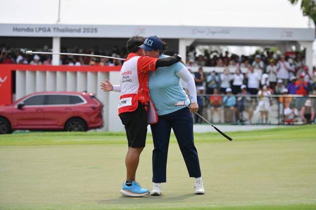 LPGA, Golf Damen Thailand 2025 Angel Yin of the USA and her caddie embrace after winning the Honda LPGA Thailand 2025 at Siam Country Club Old Course in Pattaya, Chonburi, Thailand, on February 23, 2025. Pattaya Chonburi Thailand  Copyright: xVachiraxVachirax originalFilename:kalong-lpgathai250223_npKCS.jpg