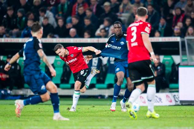 22 02 2025 Soccer, 2024 2025, 2 Bundesliga, Matchday 23, Hannover 96 SC Paderborn 07 L R Enzo Leopold Hannover , Ilyas Ansah Paderborn DFL REGULATIONS PROHIBIT ANY USE OF PHOTOGRAPHS AS IMAGE SEQUENCES AND OR QUASI VIDEO Hannover Lower Saxony Germany Heinz von Heiden Arena