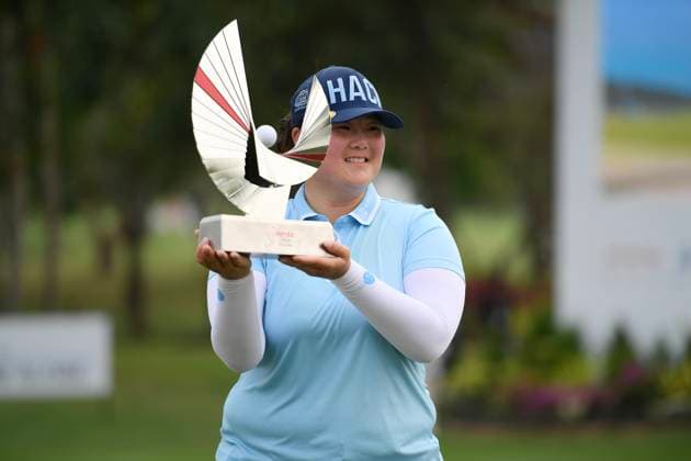 LPGA, Golf Damen Thailand 2025 Angel Yin of the USA poses with the champion s trophy during round 4 of the Honda LPGA Thailand 2025 at Siam Country Club Old Course in Pattaya, Chonburi, Thailand, on February 23, 2025. Pattaya Chonburi Thailand  Copyright: xVachiraxVachirax originalFilename:kalong-lpgathai250223_np36p.jpg