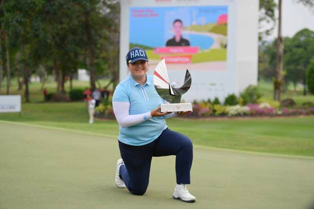 LPGA, Golf Damen Thailand 2025 Angel Yin of the USA poses with the champion s trophy during round 4 of the Honda LPGA Thailand 2025 at Siam Country Club Old Course in Pattaya, Chonburi, Thailand, on February 23, 2025. Pattaya Chonburi Thailand  Copyright: xVachiraxVachirax originalFilename:kalong-lpgathai250223_np4mJ.jpg