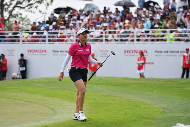 LPGA, Golf Damen Thailand 2025 Jeeno Thitikul of Thailand holes out on the 18th green during round 4 of the Honda LPGA Thailand 2025 at Siam Country Club Old Course in Pattaya, Chonburi, Thailand, on February 23, 2025. Pattaya Chonburi Thailand  Copyright: xVachiraxVachirax originalFilename:kalong-lpgathai250223_npBig.jpg
