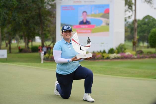 Sport Bilder des Tages LPGA, Golf Damen Thailand 2025 Angel Yin of the USA poses with the champion s trophy during round 4 of the Honda LPGA Thailand 2025 at Siam Country Club Old Course in Pattaya, Chonburi, Thailand, on February 23, 2025. Pattaya Chonburi Thailand  Copyright: xVachiraxVachirax originalFilename:kalong-lpgathai250223_nphhP.jpg