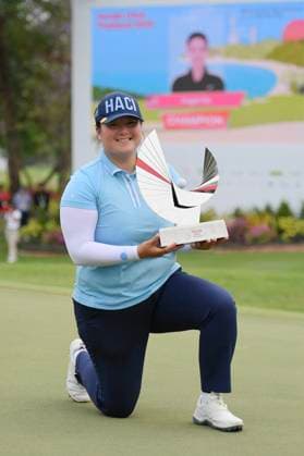 LPGA, Golf Damen Thailand 2025 Angel Yin of the USA poses with the champion s trophy during round 4 of the Honda LPGA Thailand 2025 at Siam Country Club Old Course in Pattaya, Chonburi, Thailand, on February 23, 2025. Pattaya Chonburi Thailand  Copyright: xVachiraxVachirax originalFilename:kalong-lpgathai250223_nplIt.jpg