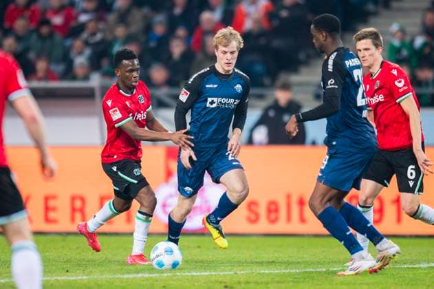 22.02.2025 - Fußball, 2024 2025, 2. Bundesliga, 23. Spieltag, Hannover 96 - SC Paderborn 07: (L-R) Rabbi Matondo (Hannover), Mattes Hansen (Paderborn) DFL REGULATIONS PROHIBIT ANY USE OF PHOTOGRAPHS AS IMAGE SEQUENCES AND OR QUASI-VIDEO. Hannover Niedersachsen Deutschland Heinz von Heiden Arena