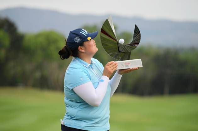 LPGA, Golf Damen Thailand 2025 Angel Yin of the USA poses with the champion s trophy during round 4 of the Honda LPGA Thailand 2025 at Siam Country Club Old Course in Pattaya, Chonburi, Thailand, on February 23, 2025. Pattaya Chonburi Thailand  Copyright: xVachiraxVachirax originalFilename:kalong-lpgathai250223_npJLF.jpg
