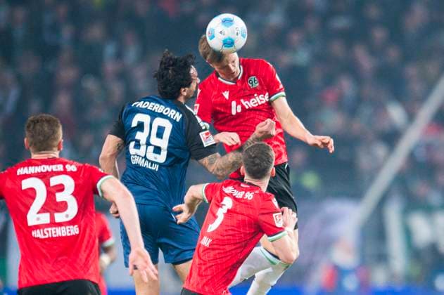 22.02.2025 - Fußball, 2024 2025, 2. Bundesliga, 23. Spieltag, Hannover 96 - SC Paderborn 07: (L-R) Adriano Grimaldi (Paderborn), Fabian Kunze (Hannover) DFL REGULATIONS PROHIBIT ANY USE OF PHOTOGRAPHS AS IMAGE SEQUENCES AND OR QUASI-VIDEO. Hannover Niedersachsen Deutschland Heinz von Heiden Arena