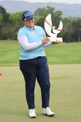 LPGA, Golf Damen Thailand 2025 Angel Yin of the USA poses with the champion s trophy during round 4 of the Honda LPGA Thailand 2025 at Siam Country Club Old Course in Pattaya, Chonburi, Thailand, on February 23, 2025. Pattaya Chonburi Thailand  Copyright: xVachiraxVachirax originalFilename:kalong-lpgathai250223_npL3E.jpg