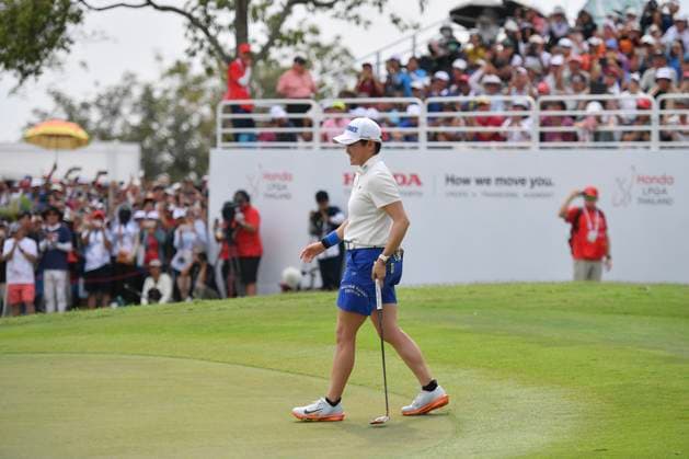 LPGA, Golf Damen Thailand 2025 Akie Iwai of Japan holes out on the 18th green during round 4 of the Honda LPGA Thailand 2025 at Siam Country Club Old Course in Pattaya, Chonburi, Thailand, on February 23, 2025. Pattaya Chonburi Thailand  Copyright: xVachiraxVachirax originalFilename:kalong-lpgathai250223_nplMY.jpg