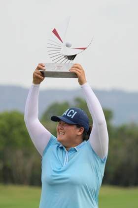 LPGA, Golf Damen Thailand 2025 Angel Yin of the USA poses with the champion s trophy during round 4 of the Honda LPGA Thailand 2025 at Siam Country Club Old Course in Pattaya, Chonburi, Thailand, on February 23, 2025. Pattaya Chonburi Thailand  Copyright: xVachiraxVachirax originalFilename:kalong-lpgathai250223_npPtN.jpg