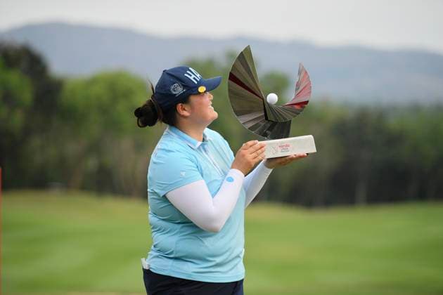 LPGA, Golf Damen Thailand 2025 Angel Yin of the USA poses with the champion s trophy during round 4 of the Honda LPGA Thailand 2025 at Siam Country Club Old Course in Pattaya, Chonburi, Thailand, on February 23, 2025. Pattaya Chonburi Thailand  Copyright: xVachiraxVachirax originalFilename:kalong-lpgathai250223_nprb8.jpg