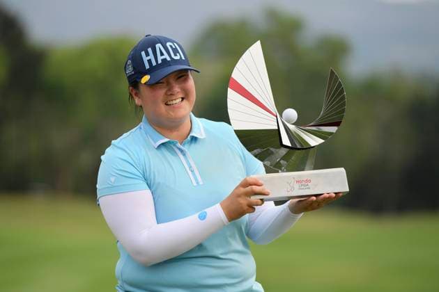 LPGA, Golf Damen Thailand 2025 Angel Yin of the USA poses with the champion s trophy during round 4 of the Honda LPGA Thailand 2025 at Siam Country Club Old Course in Pattaya, Chonburi, Thailand, on February 23, 2025. Pattaya Chonburi Thailand  Copyright: xVachiraxVachirax originalFilename:kalong-lpgathai250223_npSVE.jpg