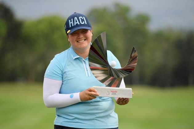 LPGA, Golf Damen Thailand 2025 Angel Yin of the USA poses with the champion s trophy during round 4 of the Honda LPGA Thailand 2025 at Siam Country Club Old Course in Pattaya, Chonburi, Thailand, on February 23, 2025. Pattaya Chonburi Thailand  Copyright: xVachiraxVachirax originalFilename:kalong-lpgathai250223_npU7a.jpg