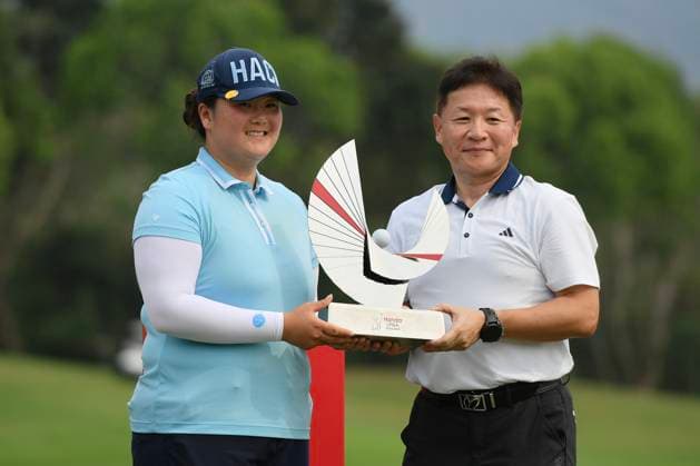 LPGA, Golf Damen Thailand 2025 Angel Yin of the USA poses with the champion s trophy during round 4 of the Honda LPGA Thailand 2025 at Siam Country Club Old Course in Pattaya, Chonburi, Thailand, on February 23, 2025. Pattaya Chonburi Thailand  Copyright: xVachiraxVachirax originalFilename:kalong-lpgathai250223_npO81.jpg