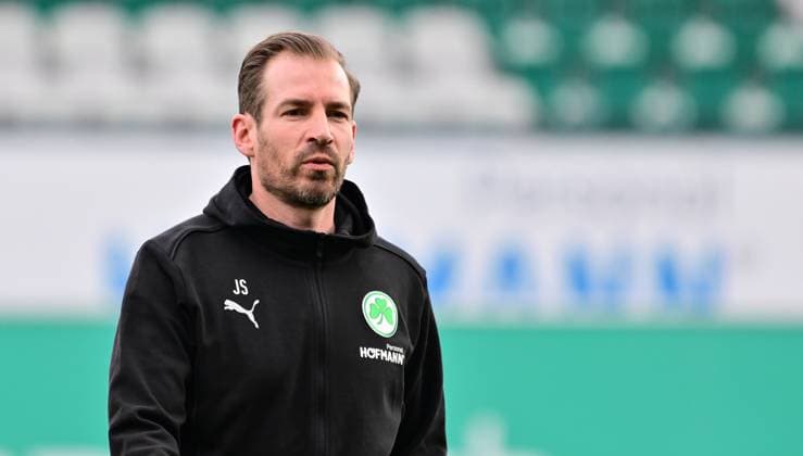 23 02 2025 Soccer Season 2024 2025 2 Soccer Bundesliga 23 Matchday SpVgg Greuther Fürth Kleeblatt BTSV Eintracht Braunschweig Sportfoto Zink MeZi xmexzix DFL regulations prohibit any use of photographs as image sequences and or quasi video only for editorial use Jan Siewert Trainer SpVgg Greuther Fürth before the start of the match