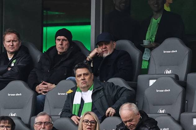 Jörg Schmadtke (r.) mit Michael Frontzeck - 1. Fussball Bundesliga Saison 2024-2025 Punktspiel VfL Wolfsburg vs. VfL Bochum in der Volkswagen Arena in Wolfsburg - Fussball,Deutschland,Mann,Männer,22.02.2025 *** Jörg Schmadtke r with Michael Frontzeck 1 Soccer Bundesliga Season 2024 2025 Point Match VfL Wolfsburg vs VfL Bochum at the Volkswagen Arena in Wolfsburg Soccer,Germany,Man,Men,22 02 2025