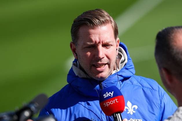 2025 02 23 xJFAx 2 Bundesliga 2024 25 23 Matchday SV Darmstadt 98 FC Schalke 04 v l , head coach, coach Florian Kohfeldt SV Darmstadt 98 in interview, DFL DFB REGULATIONS PROHIBIT ANY USE OF PHOTOGRAPHS as IMAGE SEQUENCES and or QUASI VIDEO Copyright: JoaquimxFerreira