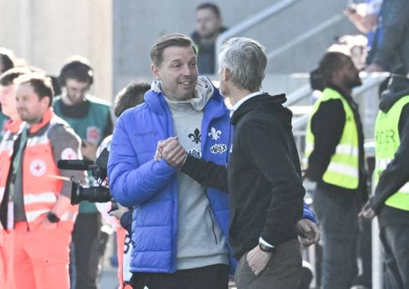 23 02 2025, xsltx, Soccer 2 Bundesliga, SV Darmstadt 98 FC Schalke 04 v l Florian Kohfeldt Head Coach SV Darmstadt 98 and Kees van Wonderen Head Coach FC Schalke 04 in friendly dialog before the start of the match DFL DFB REGULATIONS PROHIBIT ANY USE OF PHOTOGRAPHS as IMAGE SEQUENCES and or QUASI VIDEO