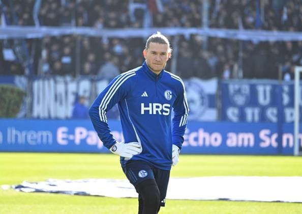 23 02 2025, xsltx, Soccer 2 Bundesliga, SV Darmstadt 98 FC Schalke 04 v l Loris Karius FC Schalke 04 DFL DFB REGULATIONS PROHIBIT ANY USE OF PHOTOGRAPHS as IMAGE SEQUENCES and or QUASI VIDEO