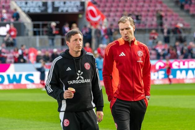 23 02 2025, Soccer 2 Bundesliga, Season 2024 2025, Matchday 23, 1 FC Koeln Fortuna Duesseldorf at RheinEnergieStadion in Koeln Jan Hoepner Fortuna Duesseldorf, Co Coach and Vincent Vermeij Fortuna Duesseldorf, 09 in conversation before the match Important note According to the regulations of the DFL German Football League and the DFB German Football Association, it is prohibited to use or have used photographs taken in the stadium and or of the match in the form of sequential images and or video-like photo series Foto Kirchner Media Thomas Haesler Copyright: xKirchner-Media ThomasxHaeslerx