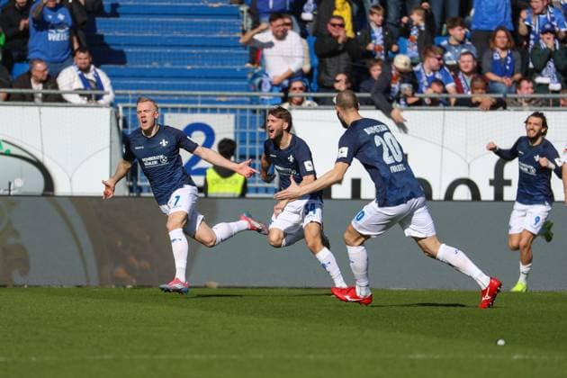 Darmstadt, Germany February 23, 2025 2 Liga 2024 2025 SV Darmstadt 98 vs FC Schalke 04 In the picture from left goal scorer Isac Lidberg Darmstadt, 7 cheers with his teammates after his goal for 1 0, DFL regulations prohibit any use of photographs as image sequences and or quasi video Merck Stadion am Böllenfalltor Hessen Copyright: xFotostandx xUlrichxScherbaumx