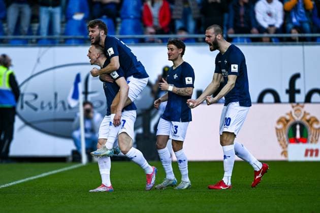 Isac Lidberg SV Darmstadt 98, 07 and team celebrate the goal to 1 0, GER, SV Darmstadt 98 vs FC Schalke 04, Football, Matchday 23, Season 2024 2025, 23 02 2025 DFL REGULATIONS PROHIBIT ANY USE OF PHOTOGRAPHS as IMAGE SEQUENCES and or QUASI VIDEO GER, SV Darmstadt 98 vs FC Schalke 04, Football, Matchday 23, Season 2024 2025, 23 02 2025 Darmstadt Copyright: xEibner-Pressefoto FlorianxWieganx EP_FWD