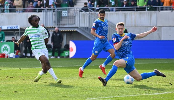 23 02 2025 Soccer season 2024 2025 2 Soccer Bundesliga 23 Matchday SpVgg Greuther Fürth Kleeblatt BTSV Eintracht Braunschweig Sportfoto Zink xwoxzix DFL regulations prohibit any use of photographs as image sequences and or quasi video only for editorial use Noel Futkeu 9, SpVgg Greuther Fürth scores goal Goal shot for 1 0 against Paul Jaeckel 3, Eintracht Braunschweig BTSV EBS