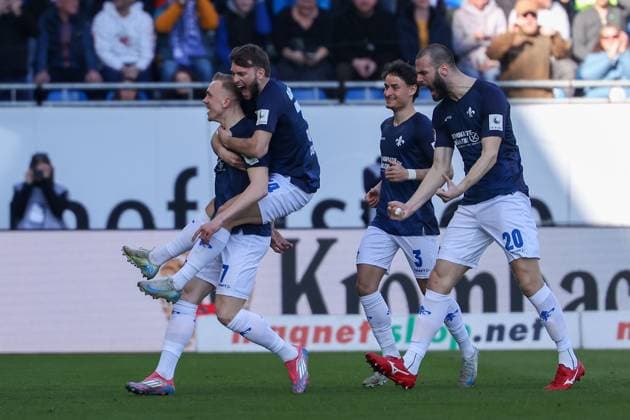 2025 02 23 xJFAx 2 Bundesliga 2024 25 23 Matchday SV Darmstadt 98 FC Schalke 04 v l , Isac Alexi Sivert Lidberg SV Darmstadt 98 , Kilian Julian Corredor SV Darmstadt 98 , Guillermo Bueno Lopez SV Darmstadt 98 , Aleksander Vukovic SV Darmstadt 98 Torjubel, Goal celebration, celebrate the goal DFL DFB REGULATIONS PROHIBIT ANY USE OF PHOTOGRAPHS as IMAGE SEQUENCES and or QUASI VIDEO Copyright: JoaquimxFerreira
