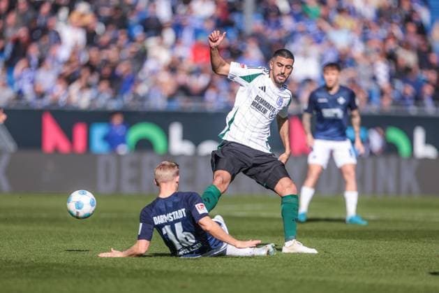 23 02 2025, Soccer, Season 2024 2025, 2 Bundesliga, Matchday 23, SV Darmstadt 98 FC Schalke 04, f l Andreas Müller SV Darmstadt 98 , Aymen Barkok FC Schalke 04 Darmstadt Böllenfalltor Hessen Germany xRHR PHOTO YYx Copyright: RHR-FOTOx RHR-FOTO YY